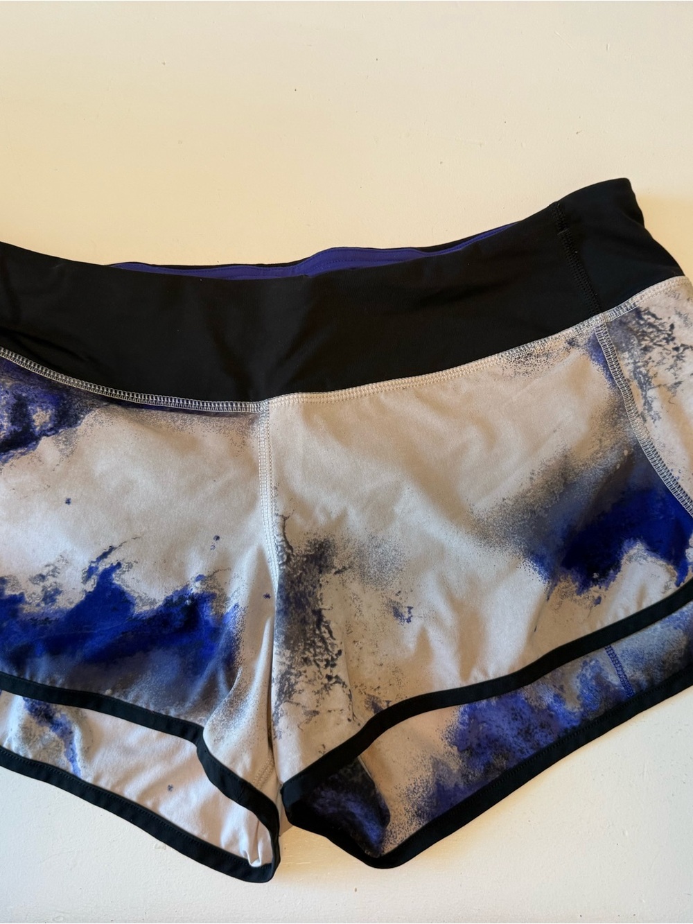 lululemon athletica Black Waistband Blue Splash Print Athletic Shorts Sz 10